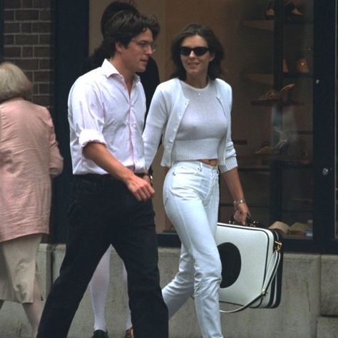 Hugh Grant Notting Hill, Models Off Duty Style, Hugh Grant, Elizabeth Hurley, Sarah Michelle Gellar, 90s 00s, Fashion History, Look Cool, 90s Fashion