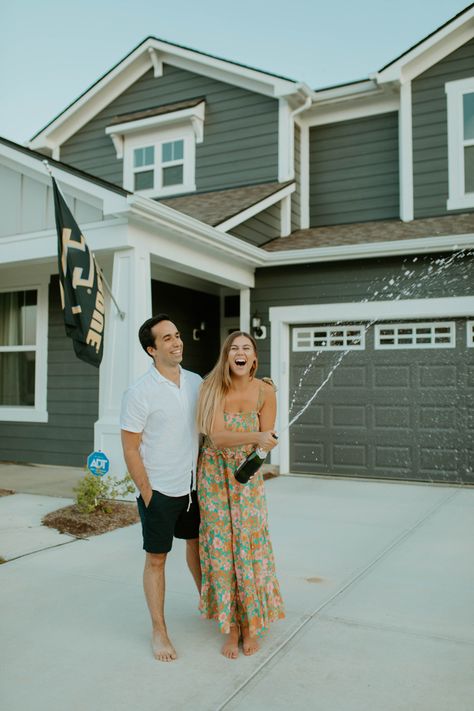 House Announcement Picture, Bought House Announcement, Buying A House Pictures, Bought House Photo, New Homeowners Photoshoot, Closing Pictures House, First Homeowner Picture, Cute First Home Pictures, Couples Buying First House