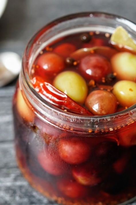 What To Do With Grapes, Pickled Grapes Recipe, Pickled Grapes, Quick Pickle Recipe, Pickle Brine, Quick Pickled, Charcuterie Plate, Pickling Spice, Pickled Veggies