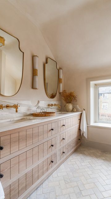 Jojo Barr | House Nine Design on Instagram: "Happy Monday from me to you 🤍 The beauty of @bauwerkcolour giving me all the feels this morning in our Sussex barn master bathroom. Design by @houseninedesign Project / @thebarnatbugsell" House Nine Design Bathroom, Herringbone Floor Bathroom, Bathroom Hamptons, Marble Herringbone Floor, Herringbone Bathroom, Stone Floor Bathroom, Walnut House, Tumbled Marble Tile, Marble Bathroom Floor