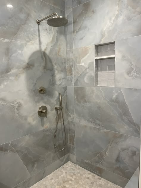 Grey Onyx Bathroom, Cob Bathroom, Tile Accent Wall Bathroom, Latest Bathroom Tiles Design, Grey Marble Bathroom, Washroom Tiles, Stone Fireplace Designs, Mom Bathroom, Hammam Spa