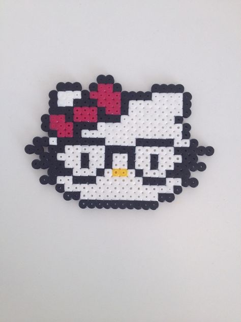 Easy Perler Bead Patterns Hello Kitty, Hello Kitty Bead Art, Hello Kitty Beads Pattern, Peler Beads Sanrio, Perler Beads Ideas Hello Kitty, Hello Kitty Pearl Beads, Hello Kitty Melty Beads, Hello Kitty Bead Pattern, Hello Kitty Fuse Beads