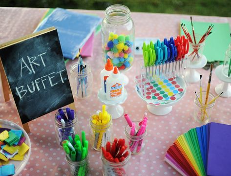 Set up this art buffet kids craft station in your back yard! Kids Craft Station, Kids Entertainment Wedding, Kids Birthday Party Crafts, Backyard Party Ideas, Kids Birthday Crafts, Backyard Kids Party, Turkey Crafts Kids, Kids Table Wedding, Kids Backyard