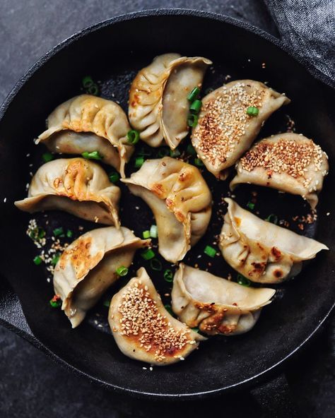 HANNAH CHE on Instagram: “nothing more beautiful than crispy bottomed panfried dumplings with red chili oil. revisited this potsticker recipe & made some adaptations…” Mushroom Potstickers, Vegan Potstickers, Makanan Cepat Saji, Pan Fried Dumplings, Fried Dumplings, Pan Frying, Vegan Mushroom, Idee Pasto Sano, Vegan Dishes