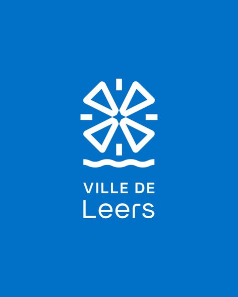 Un logo pensé par les habitants, concrétisé par l’agence. 🧑‍🤝‍🧑

Le moulin et le canal, éléments emblématiques de la commune, sont représentés de manière simple et graphique. L'ensemble s'équilibre entre géométrie et symétrie.
Le choix de représenter un moulin rayonnant permet de faire ressortir la convivialité, la flore et le dynamisme de la ville. Un Logo, Identity Design, Branding, Design