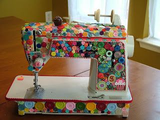 Old Sewing Machine, Sewing Room Organization, Old Sewing Machines, Sew Ins, Vintage Sewing Machines, 자수 디자인, Sewing Rooms, Couture Vintage, Button Art