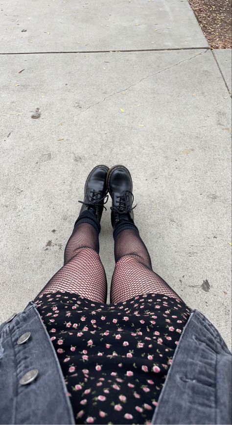 Tumblr Grunge Outfits, Casual Office Attire, Ugly Outfits, Gamine Style, Witchy Fashion, Rainy Day Outfit, Day Outfit, Looks Style, Character Outfits