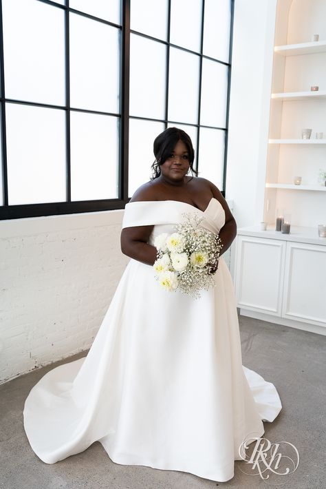 Plus Size Wedding Gowns Not White, Wedding Dress Ideas For Plus Size Brides, Plus Size Black Bride, Plus Size Wedding Dresses Black Women, Classic Wedding Dress Plus Size, Wedding Dress For Plus Size Women, Plus Size Wedding Gowns Curvy Bride, Plus Size Bride Photography, Wedding Gown For Plus Size