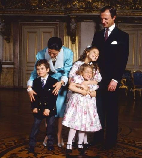 Swedish Royal Family at 1980s:King Carl XVI Gustaf, Queen Silvia, Crown Princess Victoria, Princess Madeleine and Prince Carl Philip of Sweden.. Royal Monarchy, Swedish Royal Family, Kroonprinses Victoria, Royal Family Portrait, Queen Of Sweden, Royal Families Of Europe, Swedish Royalty, Prince Carl Philip, English Royalty