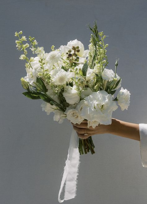 Bride Bouquets Simple Elegant, Elegant Colorful Bouquet, Wedding Bouquets December, Petals On Aisle Wedding, Bridal Bouquet Natural Flowers, European Wedding Bouquet, Magnolia Flower Arrangement Wedding, White Ground Floral Arrangement, Bride Bouquets Aesthetic