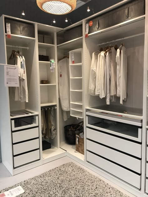 Square Dressing Room Ideas, Ikea Walk In, Pax Ikea Angle, Ikea Pax Angle, Small Walk In Closet Ideas Aesthetic, Angle Closet Ideas, Ikea Walking Closet Ideas, Small Walk In Closet Ikea, Dressing D'angle