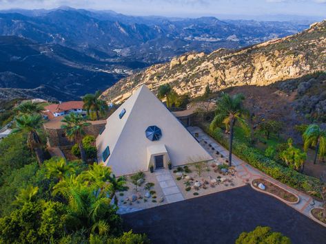 Pyramid House, House In Malibu, Macquarie University, Santa Monica Mountains, Mid Modern, Mens Bedroom, Thinking Outside The Box, Top Of The World, Spring Home