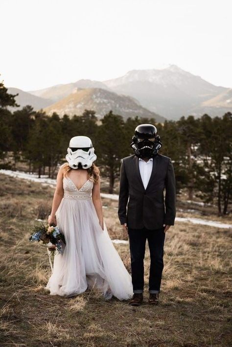 Star Wars Elopement, Starwars Couple Costumes, Star Wars Couple Costume, Star Wars Wedding Dress, Crazy Bride, Star Wars Couples, Star Wars Wedding Theme, Elopement Bride, Nerd Wedding