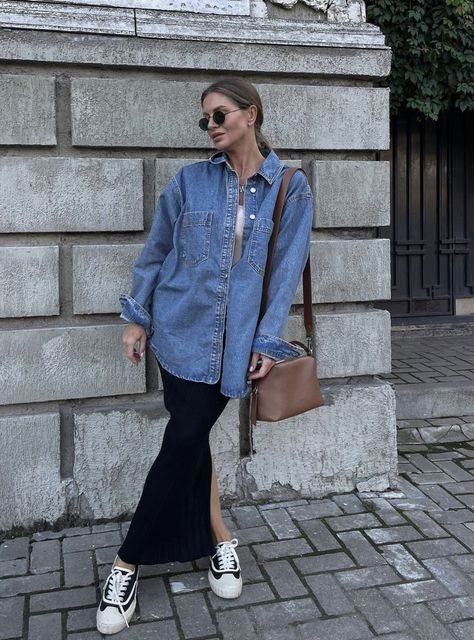 Denim Shirt Outfit Street Styles, Short Sleeve Denim Shirt Outfit, Postpartum Style, Denim Shirt Outfit, Postpartum Fashion, Short Sleeve Denim Shirt, Denim Shirt Style, Outfit Primavera, Casual Chic Outfit