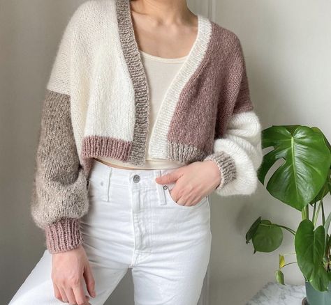 12 Suéteres de punto para que no dejes de estar a la moda Crochet Cardigan Tutorial, Crochet Sweater Design, Crochet Cardigan Pattern Free, Crochet Top Outfit, Crochet Bag Pattern Free, Cardigan Design, Crochet Fashion Patterns, Crochet Cardigan Pattern, Crochet Shirt