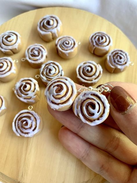 Clay Cinnamon Roll, Diy Earrings Polymer Clay, Tiny Food, Earrings Polymer Clay, Cinnamon Roll, Diy Clay, Diy Earrings, Cute Earrings, Cinnamon Rolls