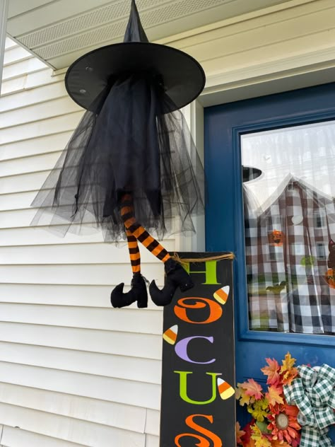 Halloween Witch Hat Decorations, Witch Hat Decor, Easy Halloween Decoration, Bruja Halloween, Alice Halloween, Witch Decorations, Valentine Art Projects, Halloween Lawn, Halloween Wood Crafts