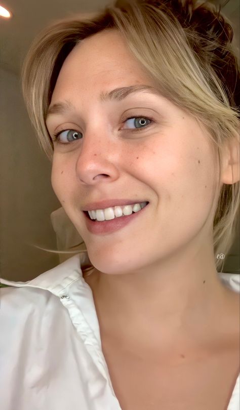 Elizabeth Olsen Smile, Elizabeth Olsen Wallpaper, Elizebeth Olsen, Olsen Sister, Lizzie Olsen, Elizabeth Olsen Scarlet Witch, Unique Photos, Skincare Routines, Mcu Marvel