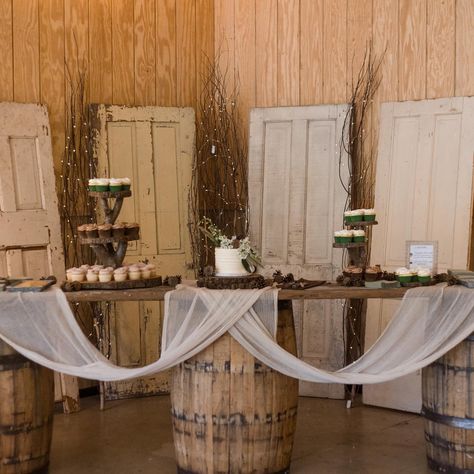 Whisky Barrels Wedding, Farm Wedding Ideas Country Reception, Rustic Dessert Bar, Rustic Wedding Bar Decor, Bourbon Barrel Wedding Decor, Whisky Barrel Wedding Decor, Wedding Barrel Bar, Barrel Table Wedding, Whiskey Barrel Wedding Decor