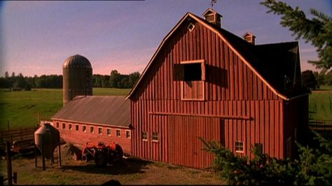 The Kent Barn Kent Farm Smallville, Smallville Aesthetic, Kent Farm, Chloe Sullivan, Lex Luther, Movie Houses, Minecraft Aesthetic, Poly Art, Famous Houses