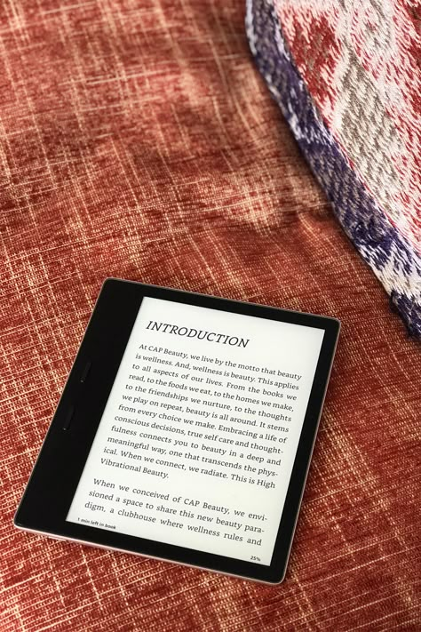 E Reader Aesthetic, Kindle Oasis Aesthetic, Friendship Thoughts, Kindle Aesthetic, Suggested App, Electronic Store, Reading Essentials, Reading More, E Book Reader