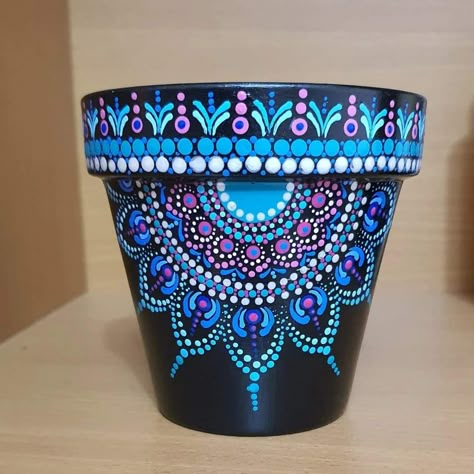 Mandala Pots Plant, Mandala Dot Painting On Pots, Dot Art On Pots, Mandala Flower Pot Painting, Mandala Plant Pot, Dot Painted Flower Pots, Mandala Art On Pot, Deck Herb Garden, Garden On Balcony