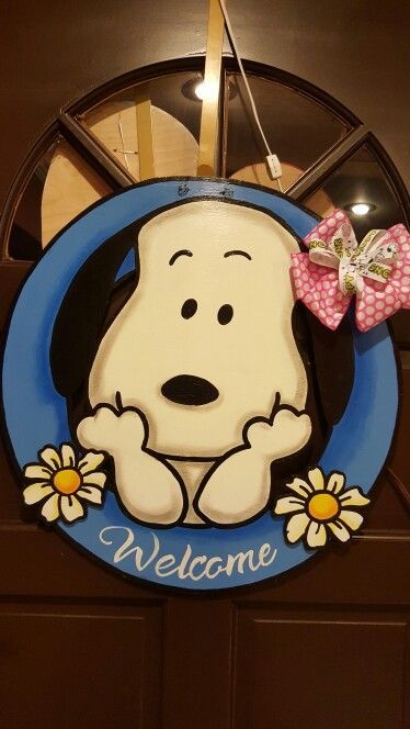 Snoopy Welcome Sign, Mickey Door Hanger, Snoopy Door Hanger, Spring Door Hangers Wooden, Snoopy Wreath, Door Sign Ideas, Cute Door Hangers, Cute Door Signs, Corn Tomato Avocado Salad