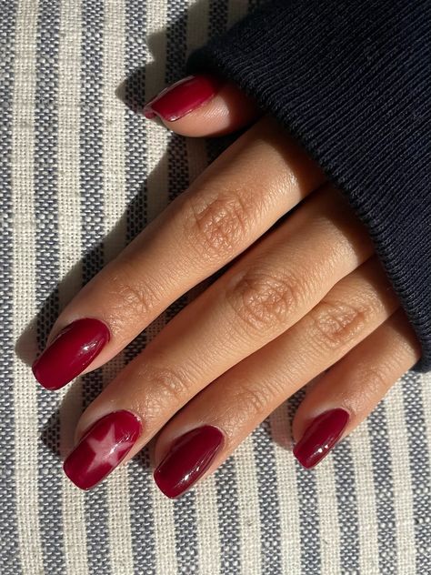 Red Design Short Nails, Red Star Nails Short, Red Detail Nails, Dark Red Star Nails, Chrimbo Nails, Red Nails With Star, Star Nails Y2k, Nail Birthday, Red Star Nails