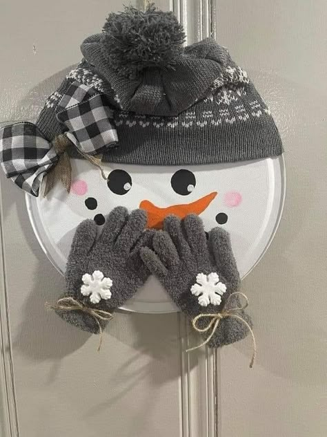 Christmas Crafts Snowman, Christmas Pizza, Snowman Crafts Diy, Pizza Pans, December Crafts, Snowman Hat, Pizza Pan, Handmade Christmas Crafts, Craft Decor