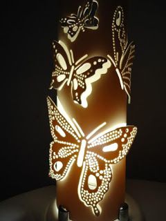 Enseñamos cómo hacer lamparas de mariposas con tubos ~ Solountip.com Pvc Lamps, Tea Light Crafts, Pvc Crafts, Pvc Lamp, Pvc Art, Colorful Lamp Shades, Square Lamp Shades, Creative Lamp Shades, Pipe Lamps