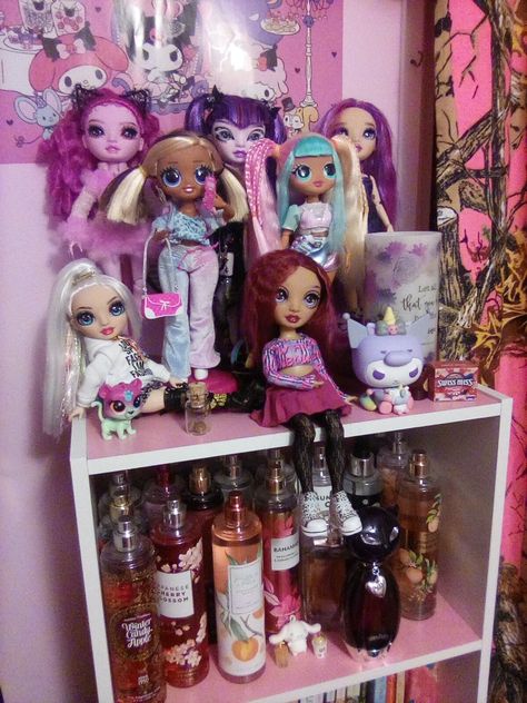 Rainbow High Display, Barbie Doll Collection Display, Bratz Room Decor, Clay Snakes, Daisy Room, High Pics, My Bookshelf, Figurine Display, Doll Room