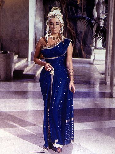 Elizabeth Taylor as Cleopatra Cleopatra (1963): Taylor's dazzling Cleopatra ensembles created a craze for Egyptian-inspired fashions. Cleopatra 1963, Elizabeth Taylor Cleopatra, Egyptian Fashion, Egyptian Inspired, Actrices Hollywood, Movie Fashion, Norma Jeane, Hollywood Fashion, Elizabeth Taylor