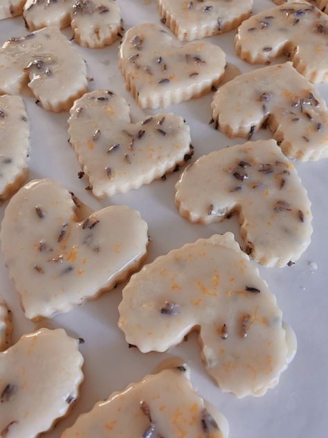 Dainty Cookies, Lavender Butter Cookies, Lavender Sugar Cookies, Lemon Shortbread, Baking Recipes Lavender, Lemon Lavender Cake, Lavender Cookies Decorated, Lavender Cookies Recipe, Lavender Baked Goods