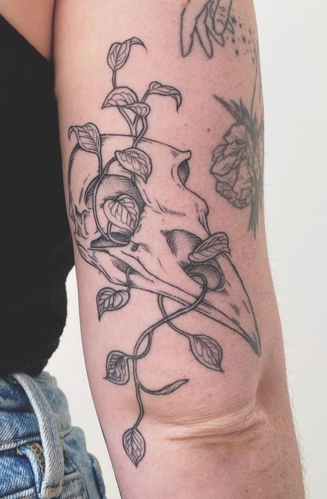 Overgrown Animal Skull Tattoo, Tattoos On The Hip, Raven Skull Tattoo, Eldritch Tattoo, Anatomical Tattoos, Mother And Son Tattoo, Estilo Madison Beer, Son Tattoo, Hip Bone