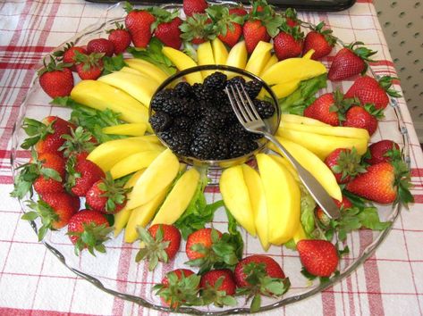 Fruit Tray Ideas For Wedding, Sunflower Party Themes, Fruit Tray Ideas, Wedding Fruit, Sunflower Birthday Parties, Sunflower Wedding Decorations, Fruit Decoration, Sunflower Party, Sunflower Baby Showers