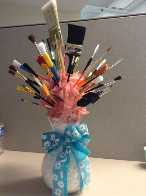 Paint Brush Bouquet, Paintbrush Bouquet, Lunch Centerpieces, Dream Art Room, Artsy Gifts, Artsy Gift, Art Studio Room, Teachers Diy, Otaku Room