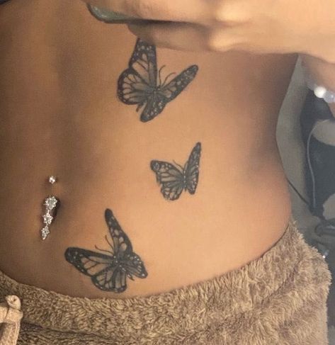 Butterfly Tattoo On Side Of Stomach, Butterfly Tattoo On Ribs, Tattoo Papillon, Stomach Tattoos Women, Rib Tattoos For Women, Piercings Ideas, Belly Tattoos, Tato Henna, Cute Hand Tattoos