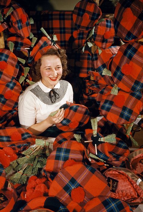 The real history of tartan, from the Scottish Highlands to the streets of Tokyo Scottish Aesthetic, Plaid Aesthetic, Scottish Symbols, Scottish Dress, King George Iv, Streets Of Tokyo, Scottish Culture, Global Textiles, Couture Designers