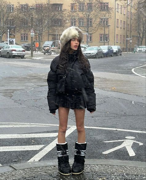 Big Boots Outfit Aesthetic, Fur Boots Aesthetic, Russian Outfits Street Style, Russian Bimbocore Outfits, Moon Boots Outfit Winter, Brat Outfits, Snow Bunny Outfit, Aesthetic Winter Fashion, Moon Boots Outfit