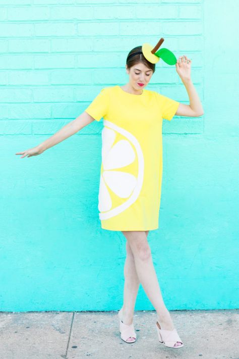 DIY Citrus Slice Costumes | studiodiy.com Halloween Costumes Illustration, Fruit Halloween Costumes, Last Minute Kostüm, Citrus Slice, Diy Haunted House Props, Halloween Party Decor Diy, Diy Halloween Games, Easy Halloween Decorations, Diy Kostüm