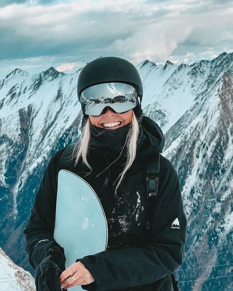 Verena | adventures, mountains & snowboarding on Instagram: "All smiles with @burtoneurope 🖤 Check out my new snowboard outfit at @zalando 🏂✨ *adv #zalandostyle #burton #snowboarding #burtonsnowboards #wintergirl #snowboardgirl #winterstyle #mountainlife #outdooradventures #bergliebe #livelifeoutside #winter #mountains #austria" Cute Snowboarding Outfits, Snowboarding Pics, Snowboard Aesthetic, Snowboard Outfit, Ski Photography, Snowboarding Photography, Snowboarding Aesthetic, Ski Pics, Outdoorsy Girl