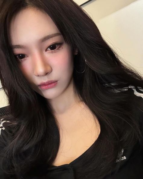 @imnotningning #icons #icon #profile #explore #explorepage Icon Profile, Solo Pics, Black Mamba, Pretty Eyes, Summer Makeup, Korean Hairstyle, Pink Hoodie, Korean Makeup, Kpop Girl Groups