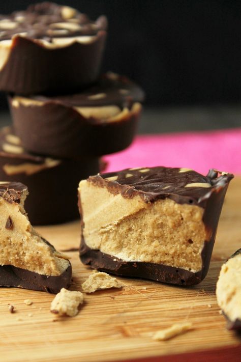 Healthy Paleo “Peanut Butter” Cups  #dessert #diet #paleo #food #recipes paleoaholic.com Date Bites, Healthy Peanut Butter Cups, Clean Desserts, Chicken Honey, Peanut Butter Pretzel, Paleo Sweets, Paleo Treats, Healthy Peanut Butter, Diet Vegetarian