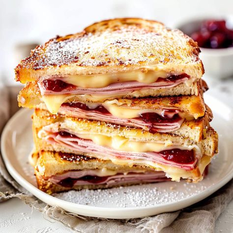 Monte Christo Sandwiches Recipe, Easy Monte Cristo Sandwich, Best Monte Cristo Sandwich Recipe, Savory Combo Recipes, Cooked Sandwiches, Montecristo Sandwich, Monte Crisco, Dessert Sandwiches, Monte Cristo Sandwich Recipe