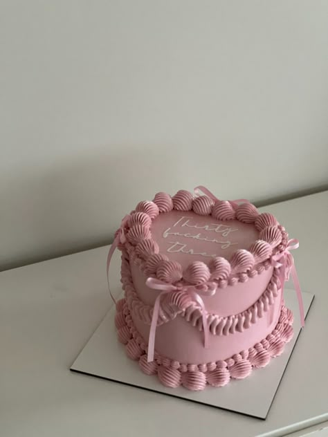 Vintage Inspired Birthday Cakes, Birthday Cake Vintage Aesthetic, Pink Vintage Birthday Cake, Pink Coquette Birthday Cake, Aesthetic Cakes For Girl, Pink Vintage Cakes, Coquette Bday Cake, Bday Cake For Girl, Cute Cakes For Girls Birthday