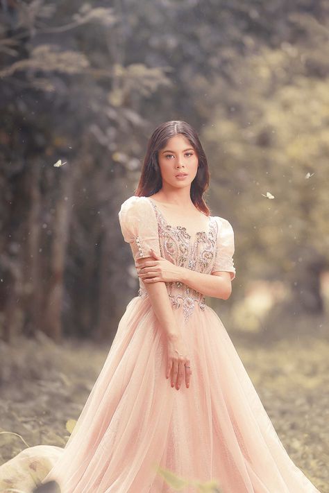 Princess Portrait Photography, Princess Photo Shoot Woman, Pre Debut Photoshoot Ideas Studio, Fairy Princess Photoshoot, Ethereal Photoshoot Ideas, Princess Photoshoot Ideas, Princess Historical, Princess Pose, Dreamy Shoot