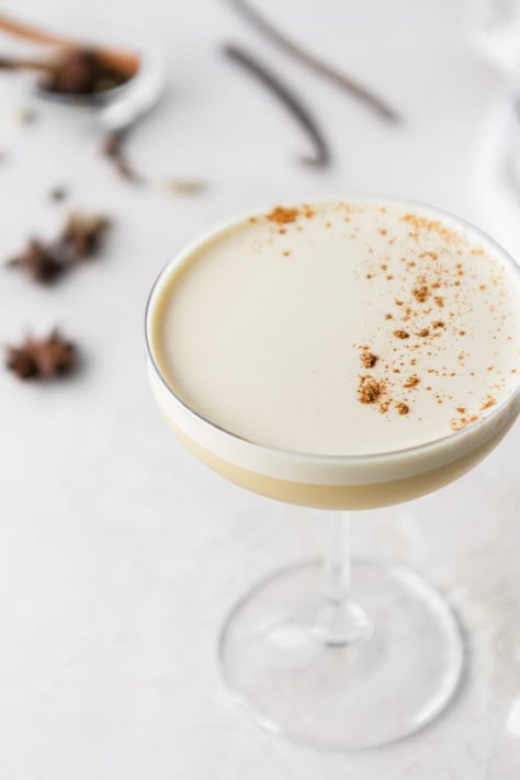 Desert Cocktails, Flip Cocktail, Dessert Cocktails, Mixology Recipes, Honey Cocktail, Boozy Hot Chocolate, Tea Cocktail, Spiced Chai, Winter Cocktail