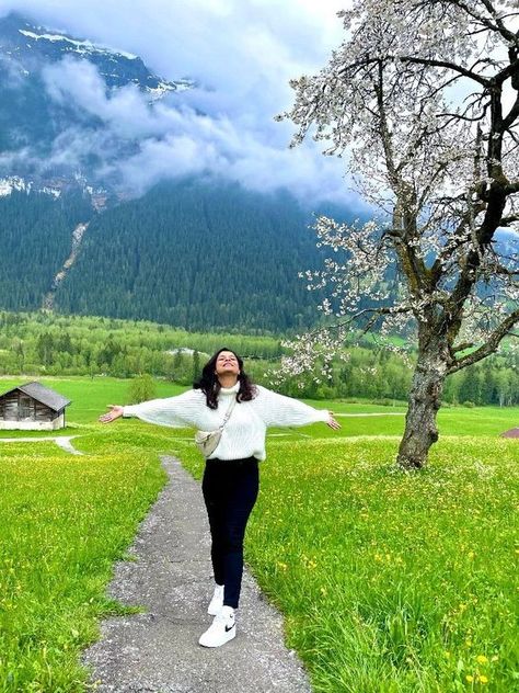 Photo Poses Near Lake, Photo Pose In Hill Station, Poses While Travelling, Outfit Ideas For Switzerland, Poses In Mountain Women, Photo Ideas At Hill Station, Outfit Ideas For Mountain Trip Winter, Dresses For Manali Trip, Hill Station Dress Ideas