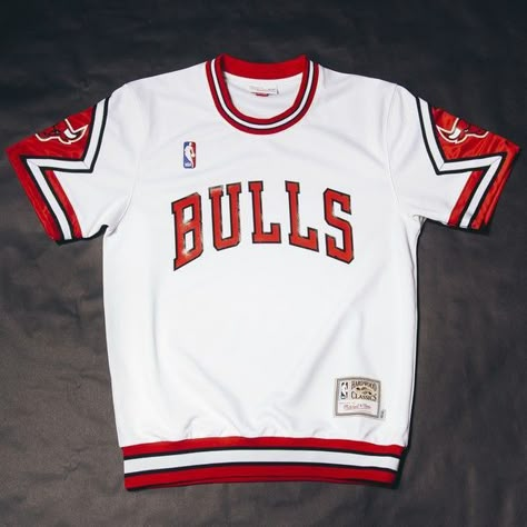 Nba Clothes, Streetwear Fashion Shorts, Baseball Jacket Outfit, Bulls T Shirt, Nba Shirt, Sweater Outfits Men, Mens Smart Casual Outfits, Bulls Shirt, Classic Football Shirts