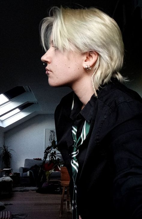 blonde, sideprofile, slytherin, enby, transmasc, short hair Enby Haircuts, Unisex Haircuts, Ftm Haircuts, Medium Length Mens Haircuts, Queer Hair, Short Bleached Hair, Petite Blonde, Androgynous Hair, Guy Haircuts Long